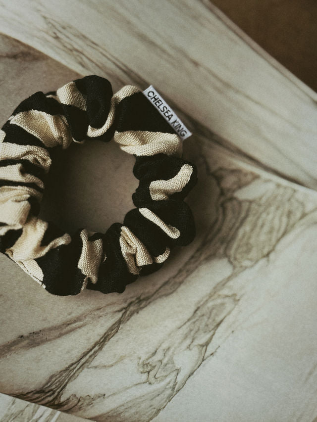 Cotswolds Damask Black & Cream Scrunchie - Thin