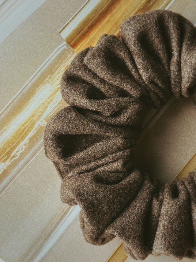 Cotswolds Wool Chestnut Scrunchie - Classic