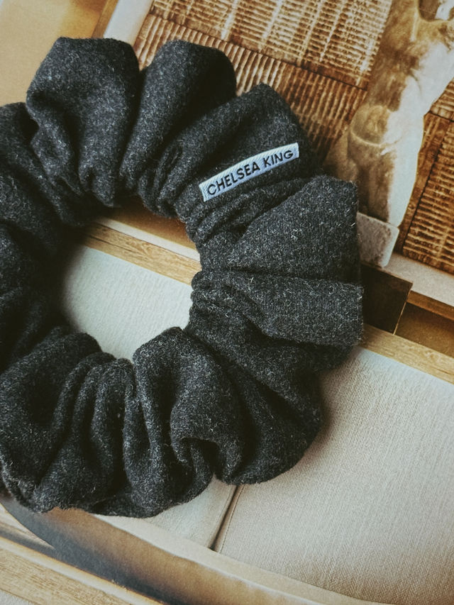 Cotswolds Wool Charcoal Scrunchie - Classic