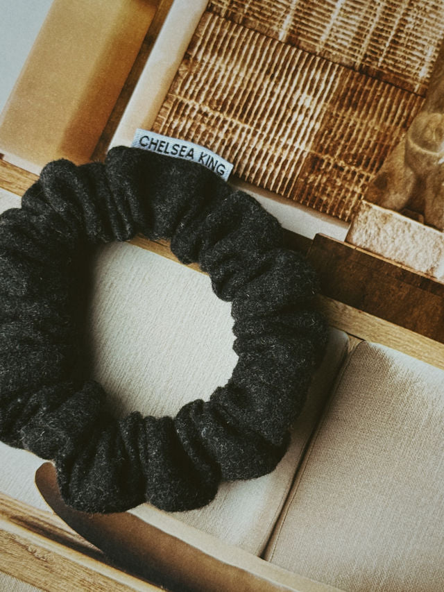 Cotswolds Wool Charcoal Scrunchie - Thin