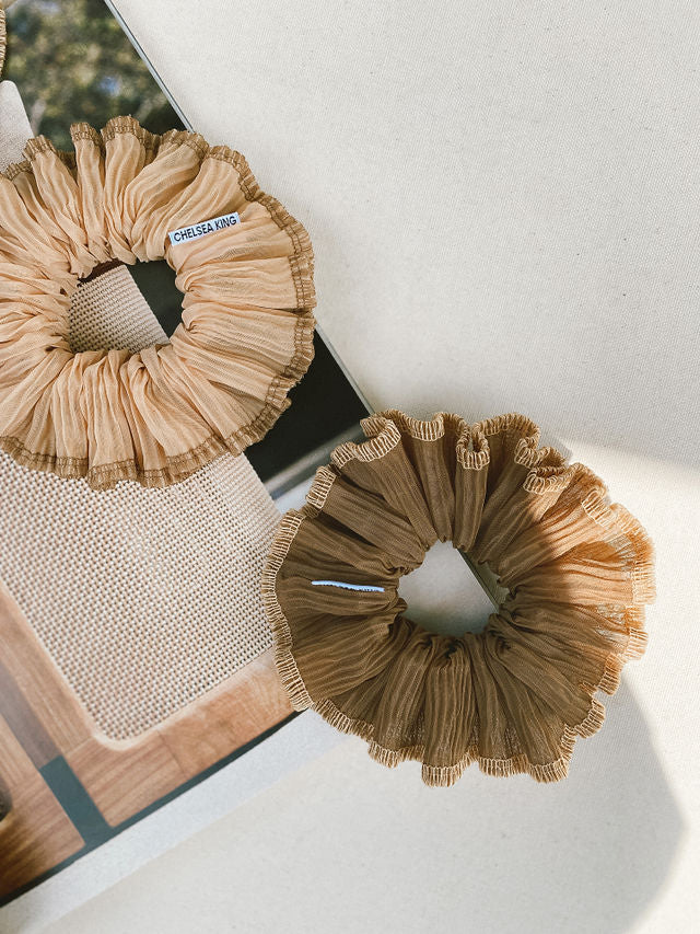 Allure Plissé Sandalwood Scrunchie - Classic