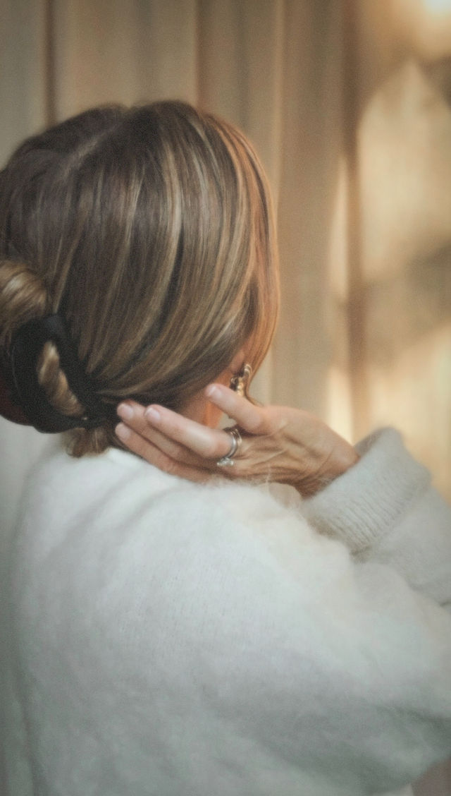 French L’Arc Cutout Claw Velvet Amber