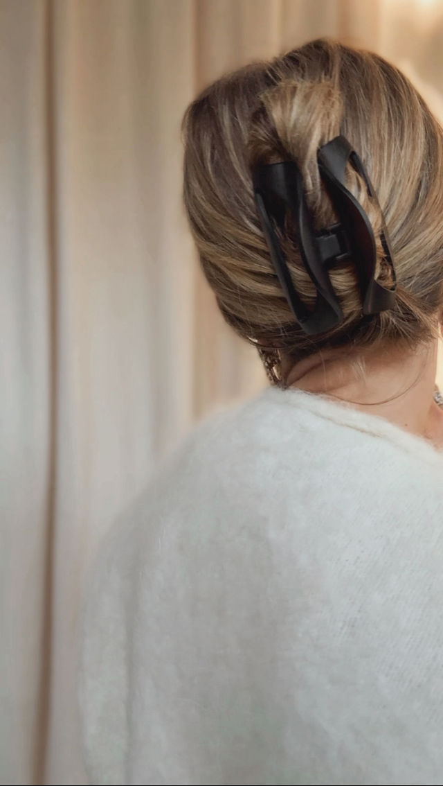 French L’Arc Cutout Claw Velvet Amber