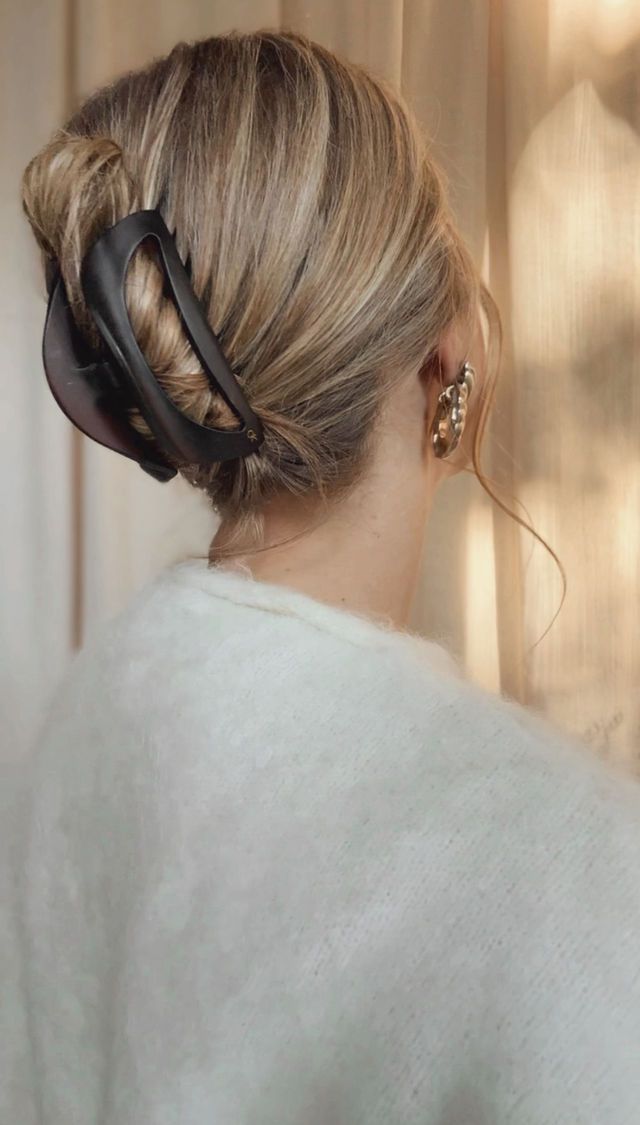 French L’Arc Cutout Claw Velvet Amber