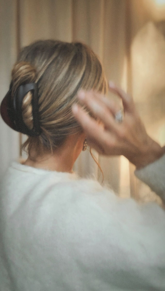 French L’Arc Cutout Claw Velvet Amber