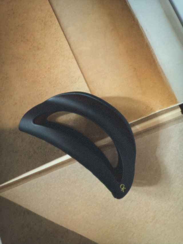 French L’Arc Cutout Claw Velvet Amber