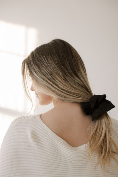 Plissé Black Scrunchie - Oversized