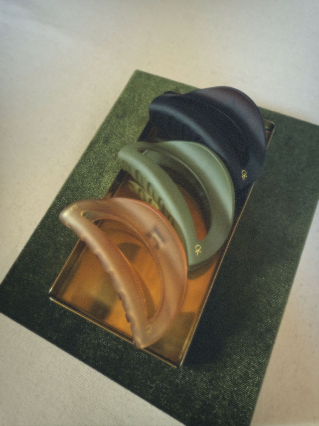 French L’Arc Cutout Claw Velvet Amber